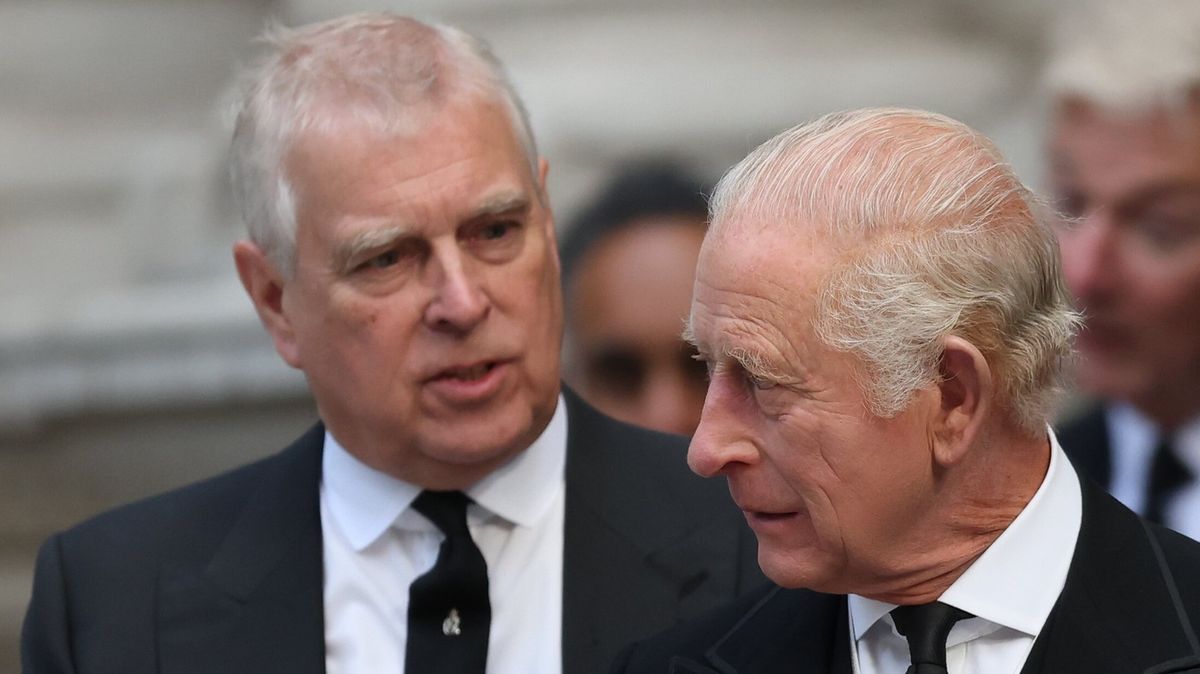 Král Karel „veřejně ponížil“ bratra. A přiblížil monarchii modernímu světu